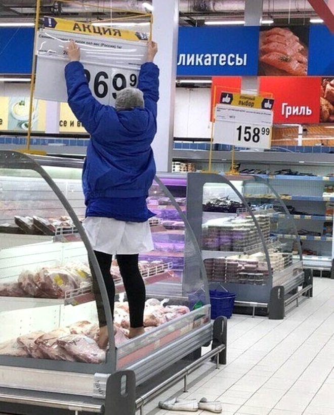 Supermarketdə iyrənclik - Satıcı ayaqyalın ət "vitrin"inə çıxdı (FOTO)